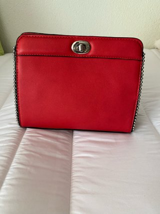 Bolso rojo con tachuelas