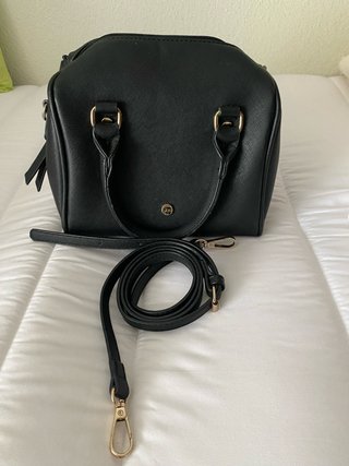 Bolso negro con correa