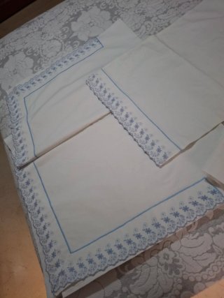 Sábana blanca con puntilla bordada azul