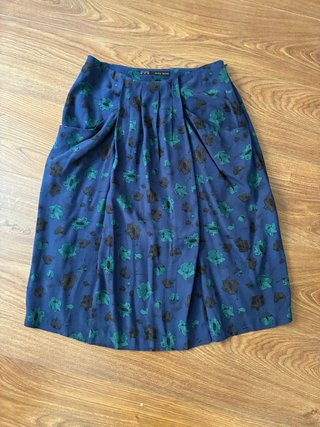 Falda Zara Basic Floreada Azul