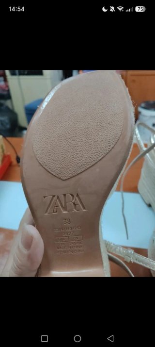Sandalias de cuña doradas Zara