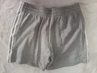 Pantalón corto Adidas gris
