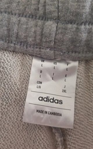 Pantalón corto Adidas gris