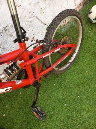 Bicicleta infantil roja