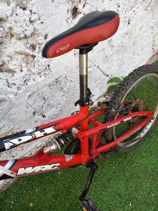 Bicicleta infantil roja