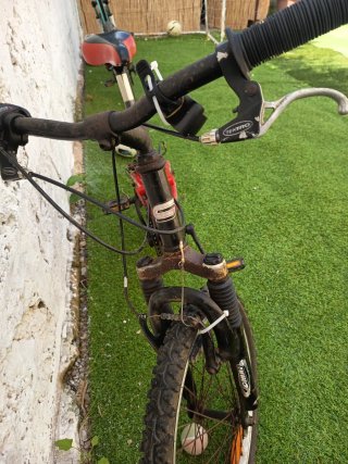 Bicicleta infantil roja