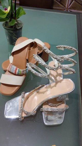 Zapatos de fiesta plateados y multicolor