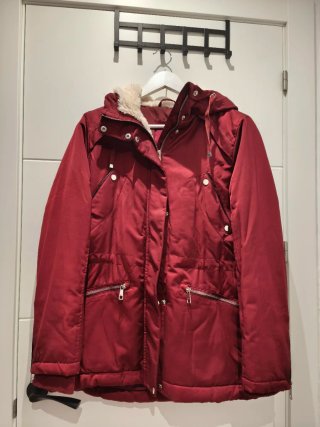 Abrigo Rojo con Capucha