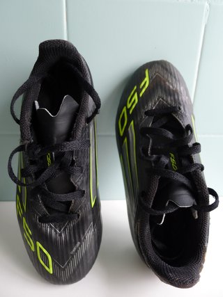 Botas fútbol N32 Adidas F50 multitacos negras.