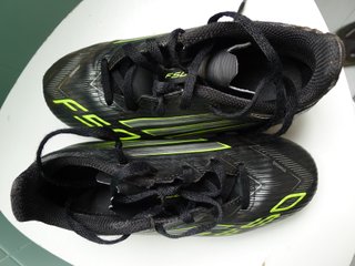Botas fútbol N32 Adidas F50 multitacos negras.