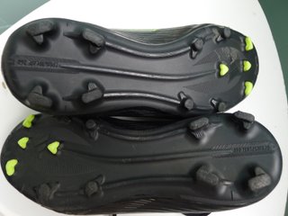 Botas fútbol N32 Adidas F50 multitacos negras.