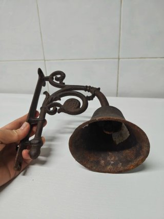 Campana vintage de hierro forjado