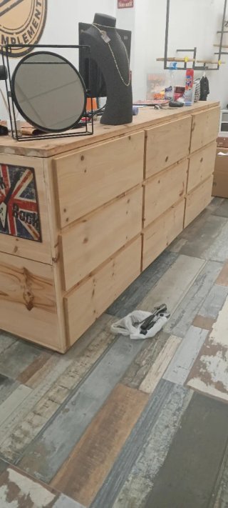 Lote de tablones de madera de pino.