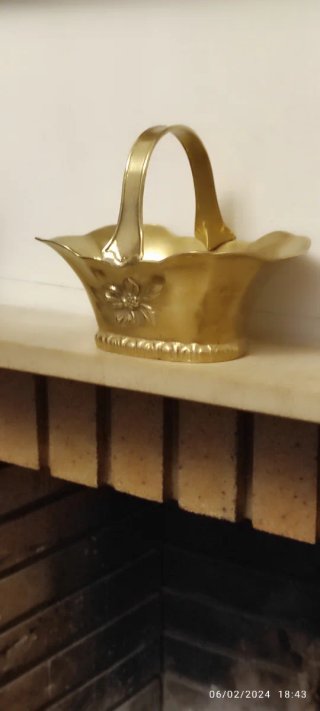 Cesta centro bronce con flor