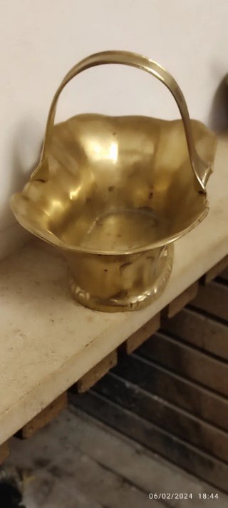 Cesta centro bronce con flor