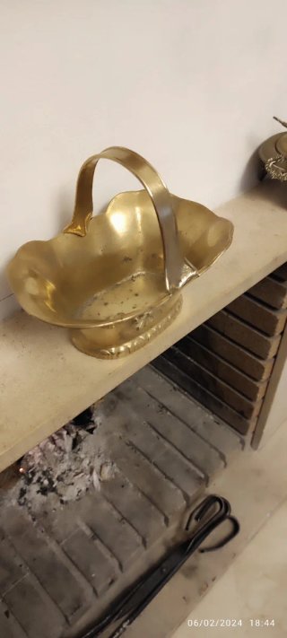 Cesta centro bronce con flor