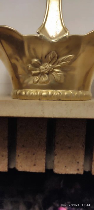 Cesta centro bronce con flor