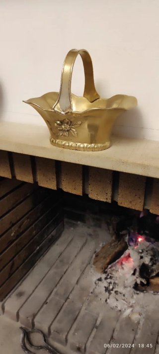 Cesta centro bronce con flor