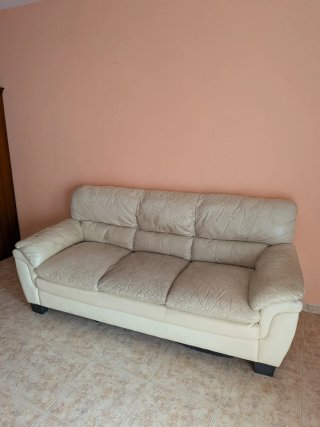 Sofá de piel beige