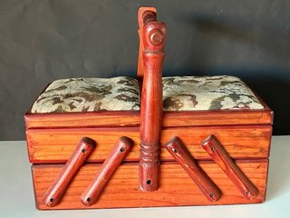 Costurero Vintage de Madera