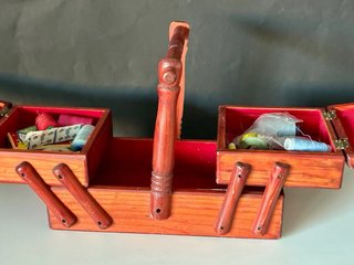Costurero Vintage de Madera