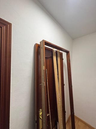 Puerta de madera con apertura a la derecha