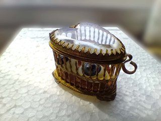Cajita Misteriosa de Cristal Dorada con 3 ojos