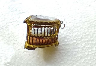 Cajita Misteriosa de Cristal Dorada con 3 ojos