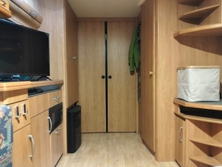 Caravana con cenador, cocina  y avance