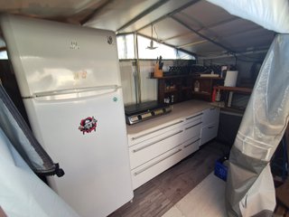 Caravana con cenador, cocina  y avance