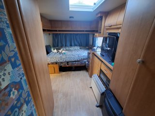 Caravana con cenador, cocina  y avance