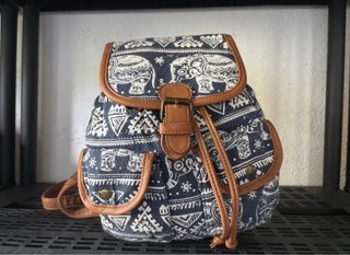 Mochila Estampada con Detalles en Marrón