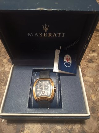 Reloj Maserati con correa negra