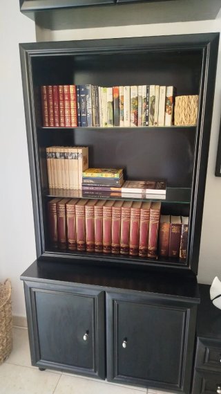 Mueble de TV negro con almacenaje
