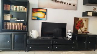 Mueble de TV negro con almacenaje