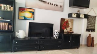 Mueble de TV negro con almacenaje