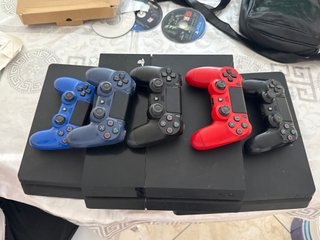 Consola PlayStation 4 (PS4) con 5 Mandos