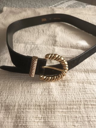 Cinturón Zara Negro con Hebilla Dorada