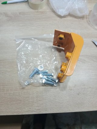 Soporte de metal color naranja