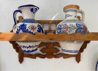 Cantareras antiguas. Mueble antiguo para jarras