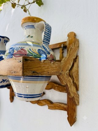Cantareras antiguas. Mueble antiguo para jarras