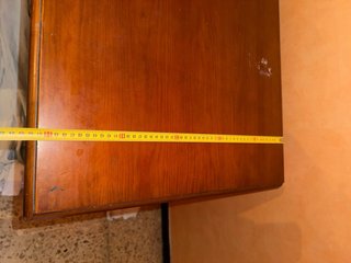 Escritorio de madera con cajones