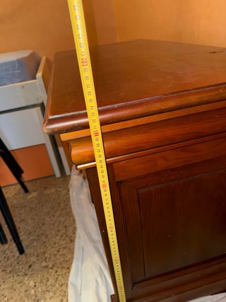 Escritorio de madera con cajones
