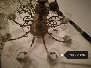 Lámpara de araña dorada y cristal
