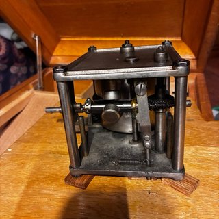 ANTIGUO MECANISMO/MOTOR DE GRAMÓFONO – CONSTRUCCIÓ