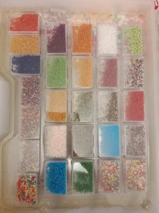 Maletín de abalorios y cuentas para pulseras.125un