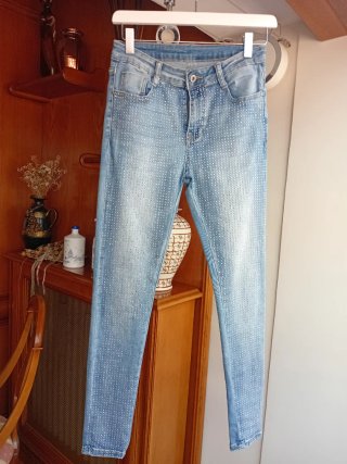 Pantalón pitillo con strass.