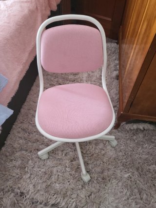Silla rosa y blanca con ruedas