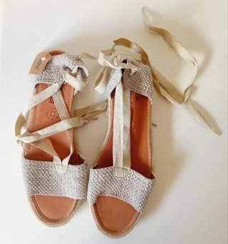 Sandalias de cuña beige y doradas
