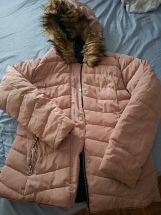 Abrigo rosa con capucha y pelo